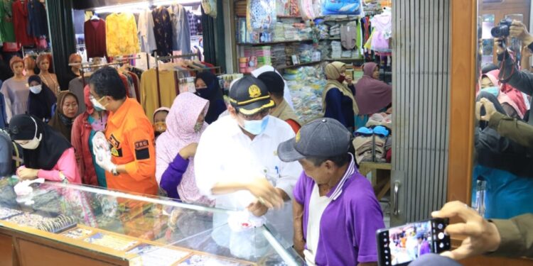 Sekda Drg.Hardiono.Sp.BM sidak pantau harga  dan Prokes, saat Natal dan Tahun Baru di pasar