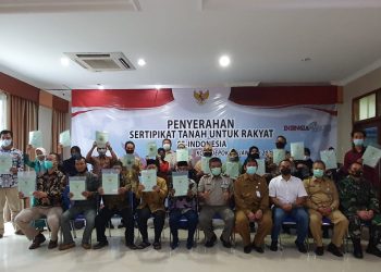 Sekda Kota Depok Hardiono, selaku wakil pemerintah hadiri penyerahan PTSL program president