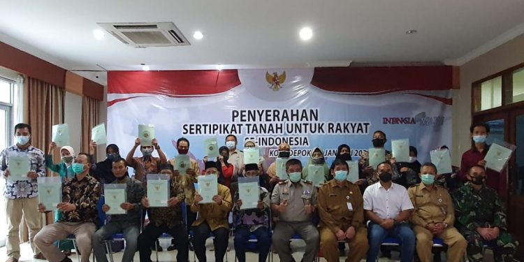Sekda Kota Depok Hardiono, selaku wakil pemerintah hadiri penyerahan PTSL program president