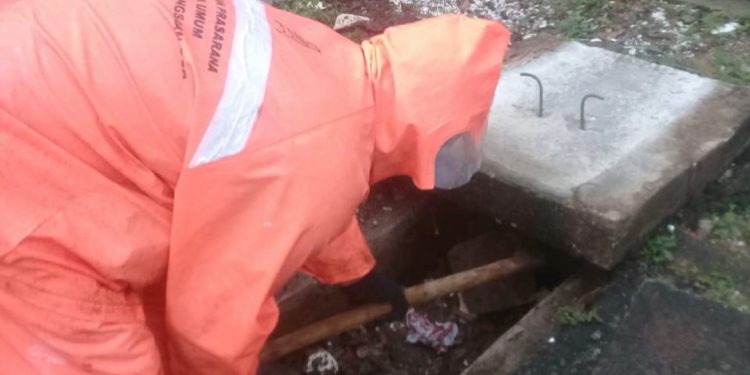 Genangan Jalan Raya Pegangsaan Surut Berkat Kolaborasi Kelurahan Pegangsaan Dua Dan SDA Jakut