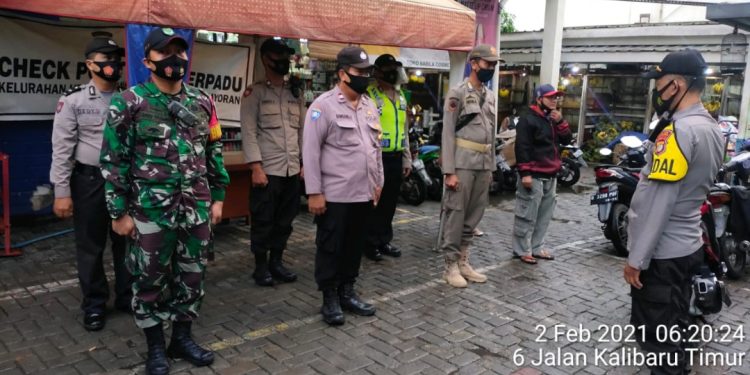 Polsek Kemayoran bersama 3 pilar beri himbauan Prokes di Pasar Nangka Utan kayu
