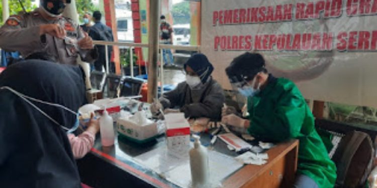 Kampung Tangguh Polres Kep Seribu Terus Adakan Rapid Tes Gratis ke Pendatang
