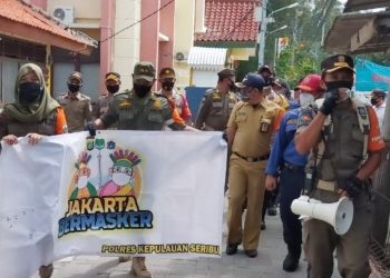 KTJ Polres Kep Seribu bersama 3 Pilar Bagikan Ribuan Masker Gratis Dukung PPKM Mikro