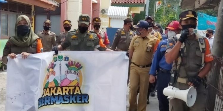 KTJ Polres Kep Seribu bersama 3 Pilar Bagikan Ribuan Masker Gratis Dukung PPKM Mikro