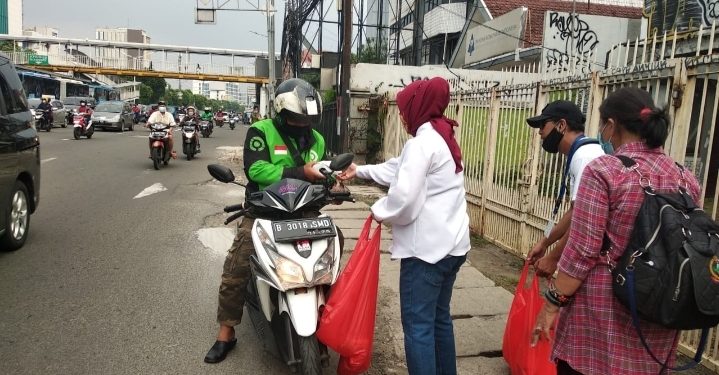 Serikat Jurnalis Indonesia Bagi Takjil Untuk Anak  Jalanan  