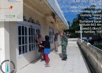 Babinsa bersama Masyarakat Bersih-bersih Masjid Sambut Tim Safari Ramadhan Provinsi.