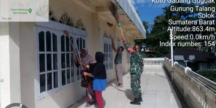 Babinsa bersama Masyarakat Bersih-bersih Masjid Sambut Tim Safari Ramadhan Provinsi.
