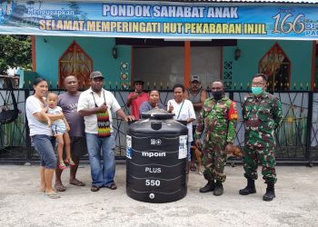 KORAMIL 1801-01/MANOKWARI SERAHKAN BANTUAN PROFIL TANK AIR KEPADA PONDOK SAHABAT ANAK DI SANGGENG
