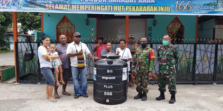 KORAMIL 1801-01/MANOKWARI SERAHKAN BANTUAN PROFIL TANK AIR KEPADA PONDOK SAHABAT ANAK DI SANGGENG