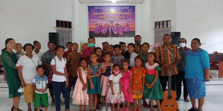 VOCAL GROUP ANAK SANGGENG TAMPIL MEMUKAU DI GEREJA BAHTERA KODIM 1801/MANOKWARI