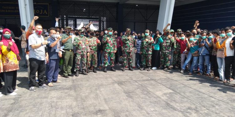 SERBUAN WARGA CILINCING JAKARTA UTARA, IKUT MENSUKSESKAN TARGET NASIONAL 1 HARI 1 JUTA VAKSINASI DI GBK