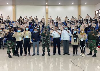 Dandim 1803/Fakfak memberikan materi Bela Negara kepada mahasiswa baru Politeknik Negeri Fakfak