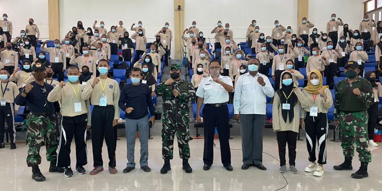 Dandim 1803/Fakfak memberikan materi Bela Negara kepada mahasiswa baru Politeknik Negeri Fakfak