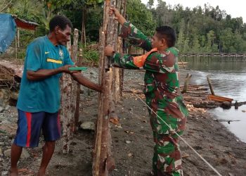 Cegah Abrasi, Babinsa Kodim Raja Ampat Bersama Masyarakat Membuat Talud