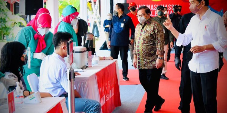 Presiden Tinjau Vaksinasi bagi Pelajar di Cilacap