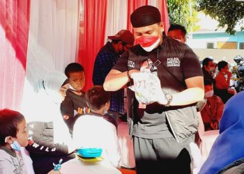 Cara Unik AKP Ferdo Alvianto Hilangkan Rasa Takut Kepada Para Peserta Khitanan Massal.