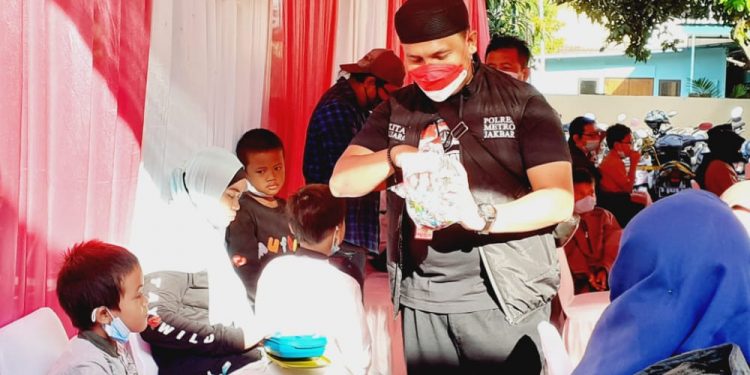 Cara Unik AKP Ferdo Alvianto Hilangkan Rasa Takut Kepada Para Peserta Khitanan Massal.