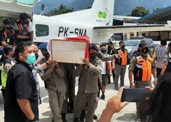 Pesawat charter Smart Aviation PK-SNA yang Membawa Jenazah Bharada Muhammad Kurniadi Sutio (Korban Kontak Tembak ),dengan KSTP Ngalum Kupel, tiba di Bandara Sentani Jayapura.