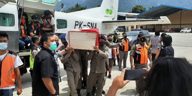 Pesawat charter Smart Aviation PK-SNA yang Membawa Jenazah Bharada Muhammad Kurniadi Sutio (Korban Kontak Tembak ),dengan KSTP Ngalum Kupel, tiba di Bandara Sentani Jayapura.