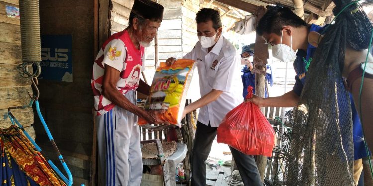 Karang Taruna Babel Bagikan Ratusan Paket Sembako kepada Masyarakat