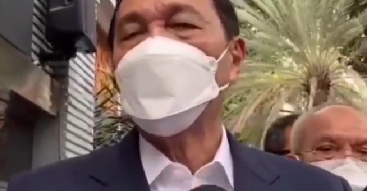 Diperiksa Selama Satu Jam, Luhut Serahkan 12 Bukti