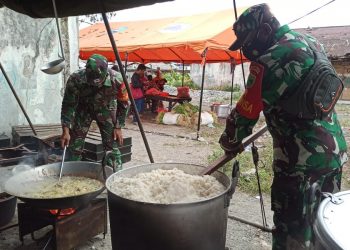 Koramil Manokwari bantu dapur umum Kodam XVIII/Kasuari untuk menyiapkan Logistik para Korban kebakaran Borobudur