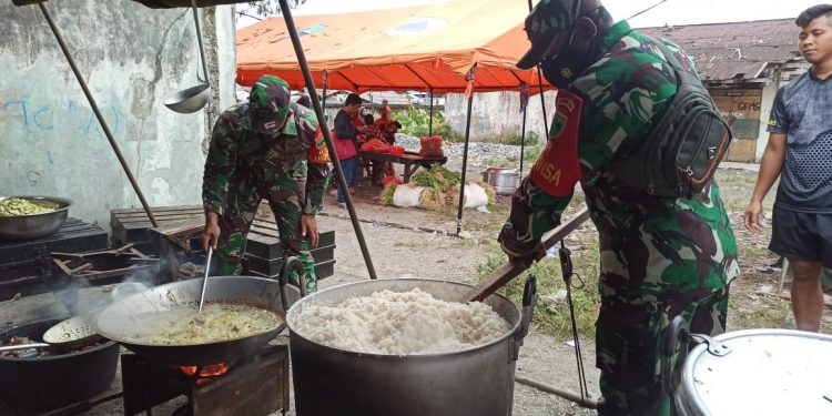 Koramil Manokwari bantu dapur umum Kodam XVIII/Kasuari untuk menyiapkan Logistik para Korban kebakaran Borobudur