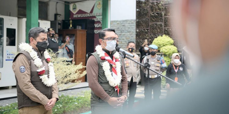 Ridwan Kamil Tinjau Vaksinasi Massal di SMA Negeri 3 Cibinong