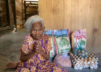 Lansia Sebatang Kara di Lutim Dapat Bantuan Sembako Saat Pendemi Covid-19