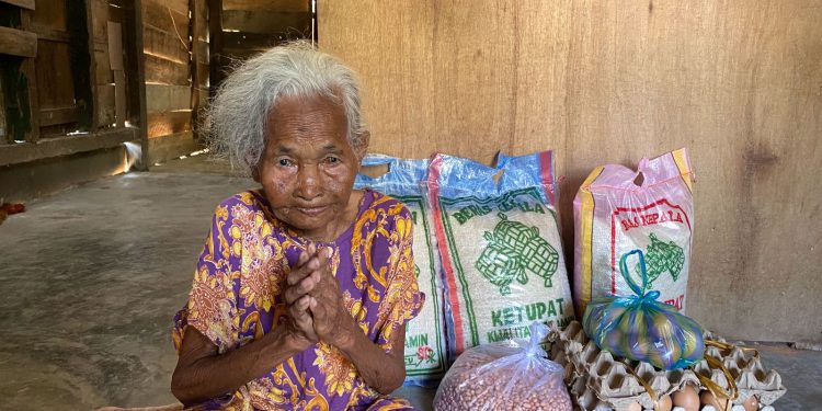 Lansia Sebatang Kara di Lutim Dapat Bantuan Sembako Saat Pendemi Covid-19