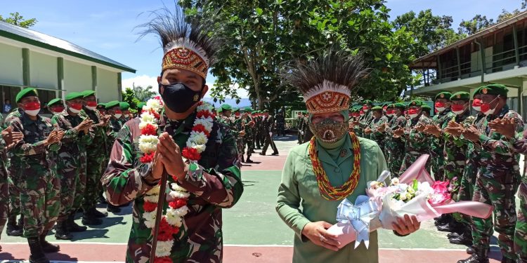 Kodim 1801/Manokwari Gelar Tradisi Penyambutan Dandim Baru