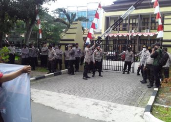 Polres Serang Kota Polda Banten Bagikan Ratusan Masker Kepada Massa Unjuk Rasa FSPMI