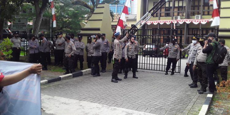 Polres Serang Kota Polda Banten Bagikan Ratusan Masker Kepada Massa Unjuk Rasa FSPMI