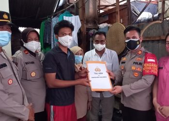 Kapolsek Kalideres Polres Metro Jkt-Brt didampingi Ketua Bhayangkari Kalideres & anggota Polsek Kalideres Kunjungi Korban Musibah runtuhnya Bangunan.