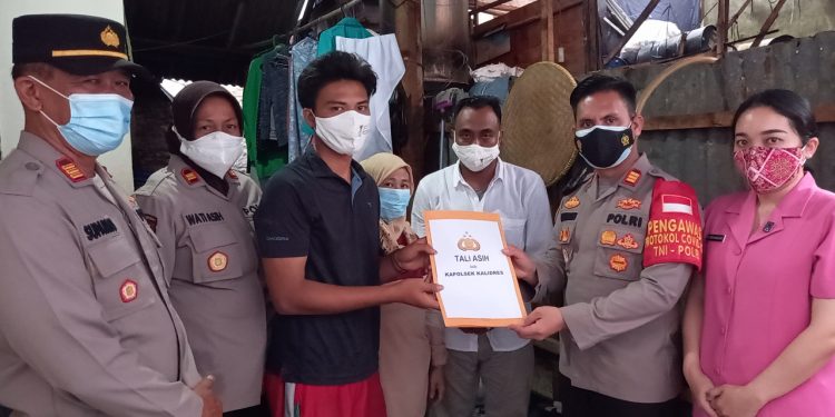 Kapolsek Kalideres Polres Metro Jkt-Brt didampingi Ketua Bhayangkari Kalideres & anggota Polsek Kalideres Kunjungi Korban Musibah runtuhnya Bangunan.