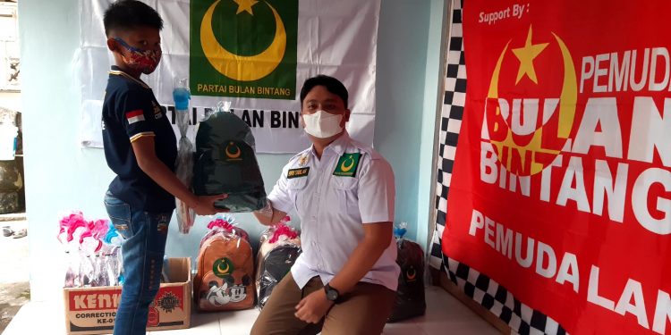 Partai Bulan Bintang Bali Gelar Aksi Sosial Bagikan Alat Tulis Gratis Bagi Siswa