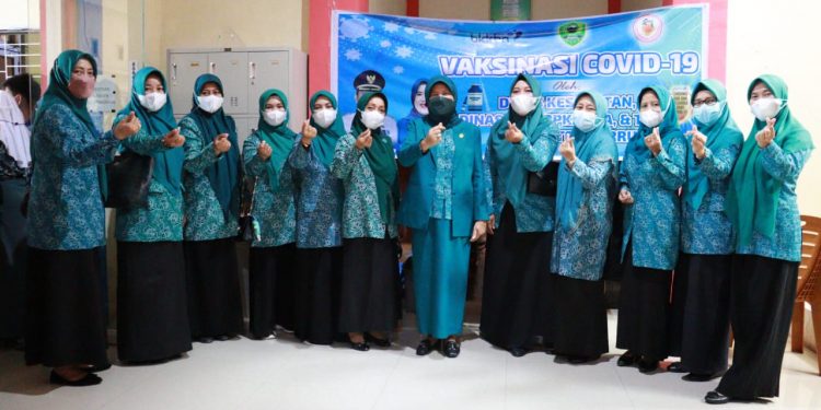 Bu Dokter Hj. Hasnah Syam Pantau Percepatan Vaksinasi Covid-19.