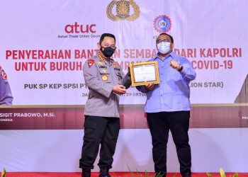 Membagikan Ribuan Sembako, Kapolri titip pesan Buruh Tetap Jaga Prokes
