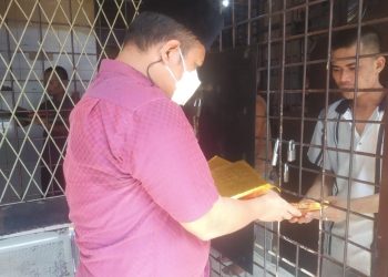 Kanit Reskrim Polsek Medan Area Memberikan Al-Qur’an Kepada Tahanan