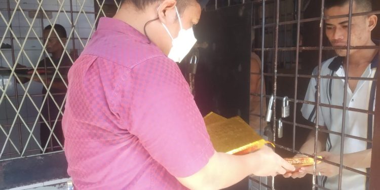 Kanit Reskrim Polsek Medan Area Memberikan Al-Qur’an Kepada Tahanan