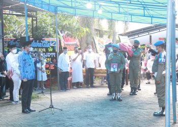 Bupati Barru Pembina Upacara Pelepasan Jenazah Almarhumah dr.Hj.Andi Nikmawati di Makassar