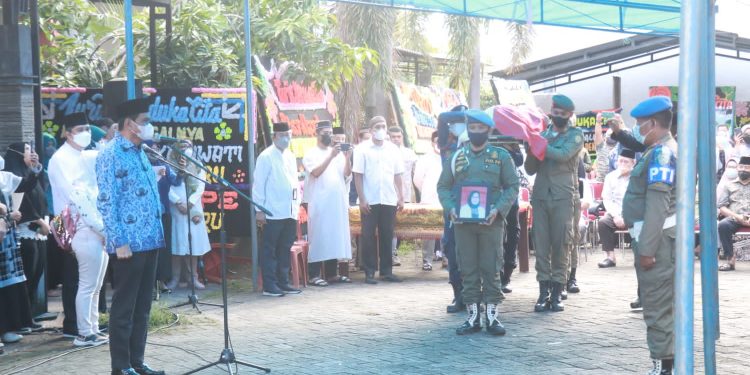 Bupati Barru Pembina Upacara Pelepasan Jenazah Almarhumah dr.Hj.Andi Nikmawati di Makassar
