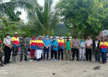 Selamatkan Garis Pantai Babinsa Wasior Tanam Mangrove