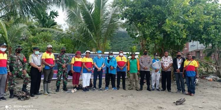Selamatkan Garis Pantai Babinsa Wasior Tanam Mangrove