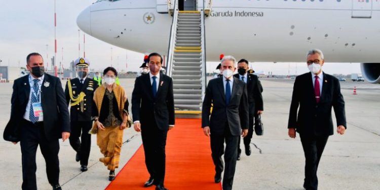 Presiden Joko Widodo tiba di Bandara Fiumicino, Roma, Italia.