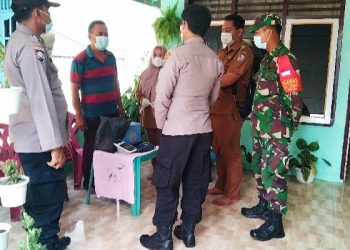 Bhabinkamtibmas bersama Babinsa  dan Staf Kelurahan Palu Kemiri monitoring Pelaksanaan Vaksinasi Door To Door. 