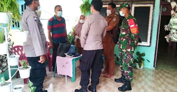 Bhabinkamtibmas bersama Babinsa  dan Staf Kelurahan Palu Kemiri monitoring Pelaksanaan Vaksinasi Door To Door. 
