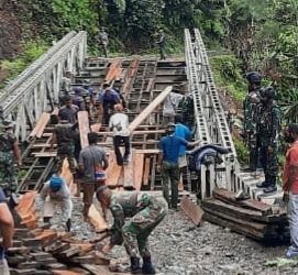 Dandim 1702/JWY Pimpin Perbaikan Jembatan Penghubung Wamena-Yalimo