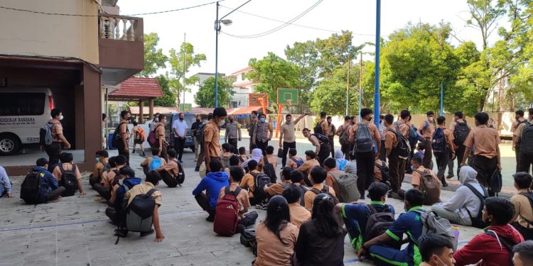 Antisipasi Tawuran Kanit Intel Polsek Medan Baru dan jajaran Sambangi Yayasan Pendidikan Raksana.