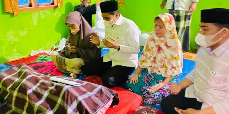 Mendengar Kabar Duka, Bupati Barru dan Istri Melayat ke Buttue, Garessi